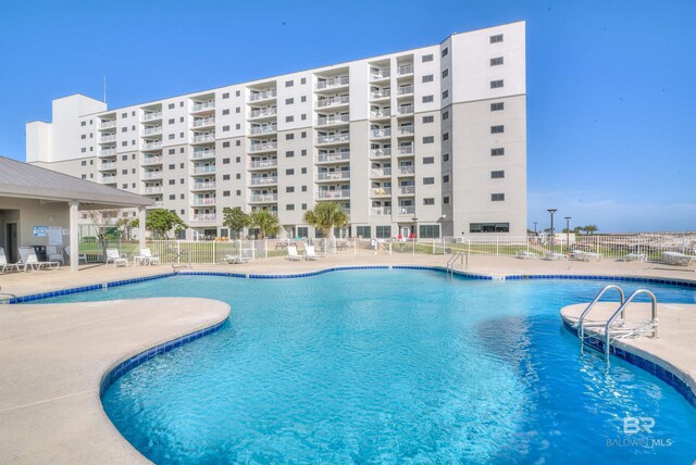 view of swimming pool