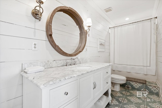 bathroom featuring a shower with curtain, vanity, and toilet