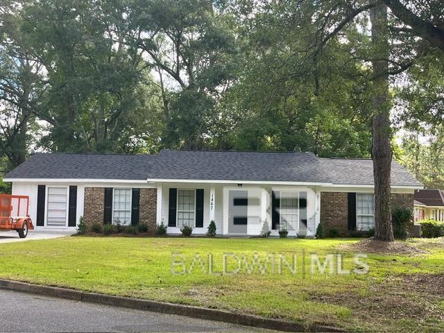 ranch-style home with a front yard