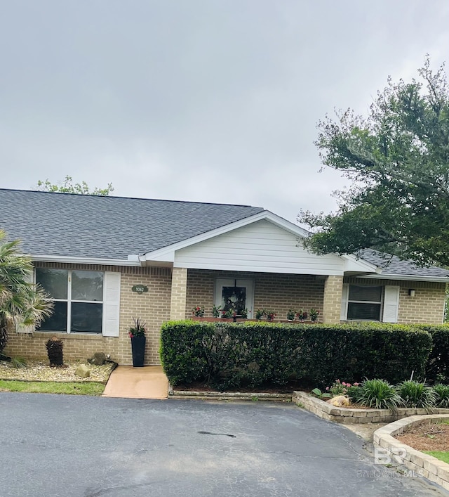 9362 Villas Dr, Foley, AL 36535 - single story home featuring brick siding and a shingled roof