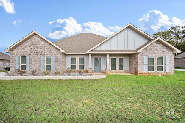 craftsman-style house featuring a front yard