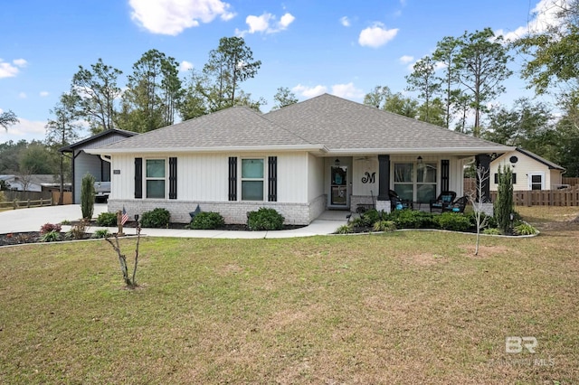 ranch-style house featuring covered porch and a front yard