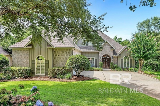 view of front of house with a front lawn