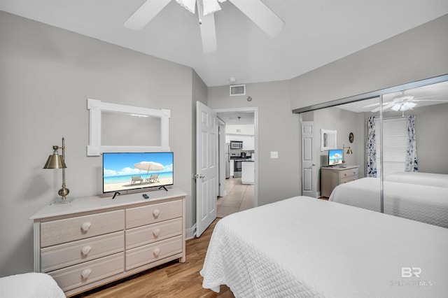bedroom featuring a closet, light hardwood / wood-style floors, and ceiling fan