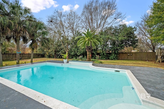 view of swimming pool