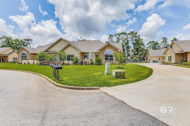 view of front of home featuring a front yard