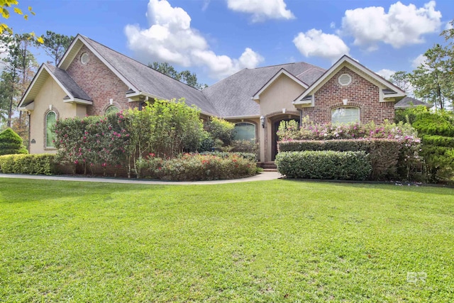 view of front of house featuring a front yard