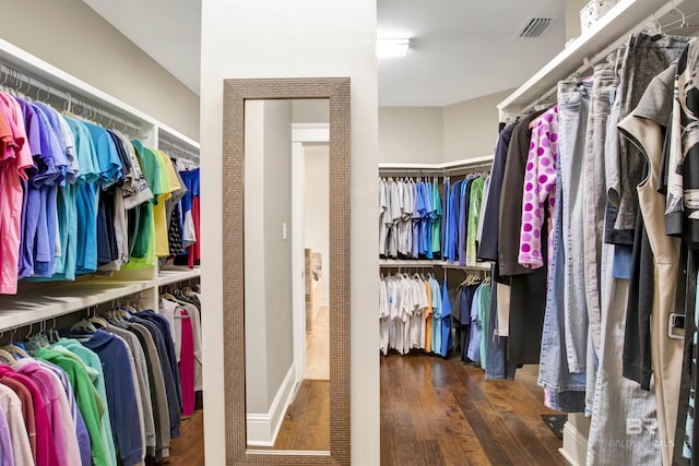 walk in closet with dark hardwood / wood-style floors