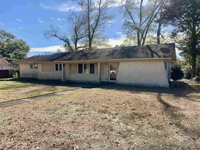 single story home featuring a front lawn