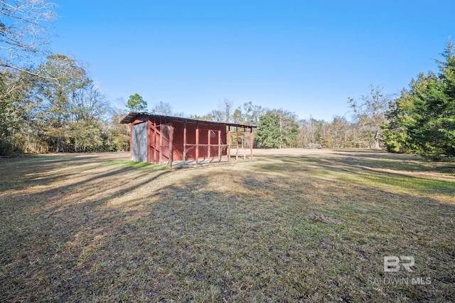 view of yard featuring an outbuilding