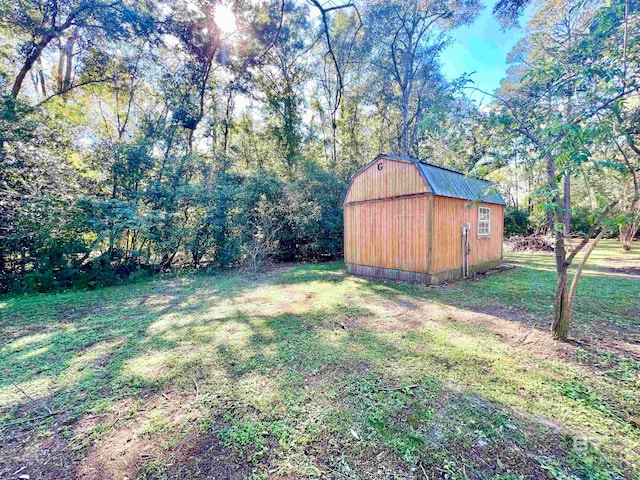 view of yard with a shed