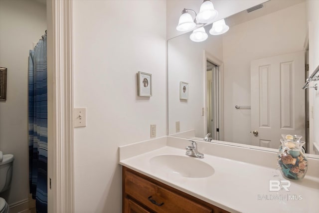 full bath with visible vents, a notable chandelier, toilet, and vanity