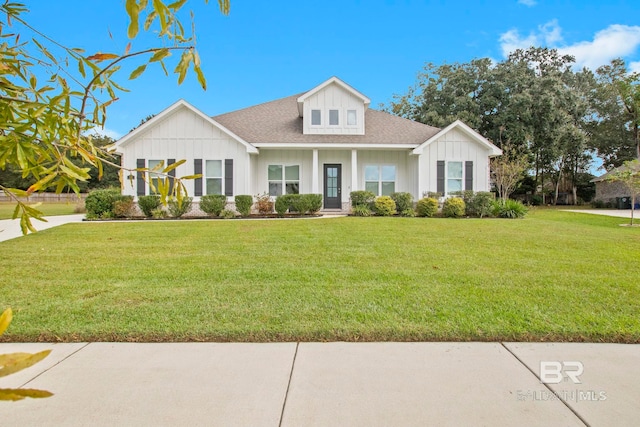 view of front facade featuring a front lawn