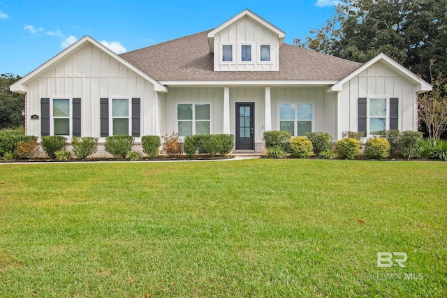 view of front of home featuring a front lawn