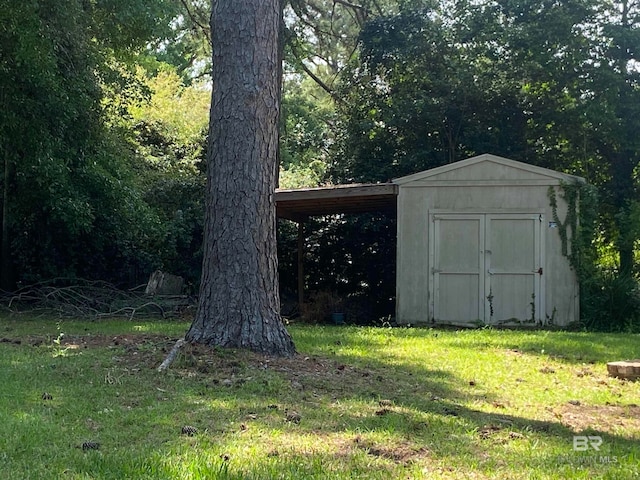 view of shed / structure with a yard