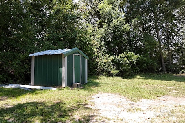 view of outdoor structure with a yard