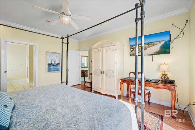 bedroom with light wood-style floors, a ceiling fan, baseboards, and crown molding