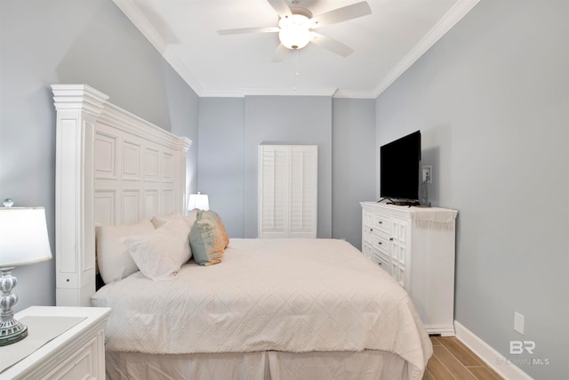 bedroom with light hardwood / wood-style floors, ornamental molding, and ceiling fan