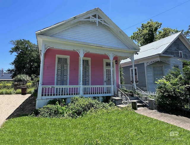 view of front of property with a front lawn and covered porch