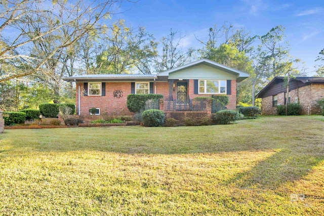 view of front of property featuring a front lawn