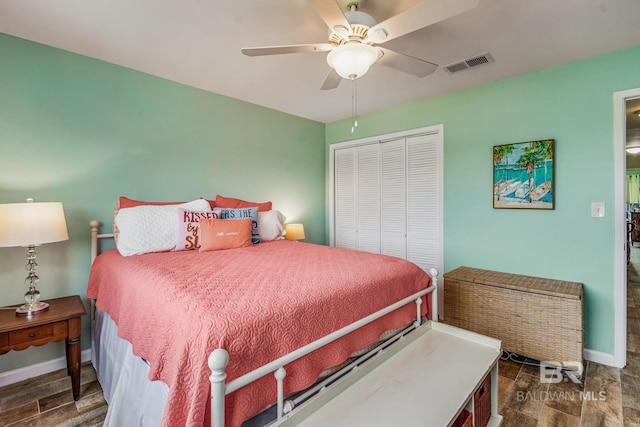 bedroom featuring a closet, dark hardwood / wood-style floors, and ceiling fan