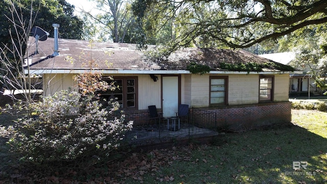 back of house featuring a yard