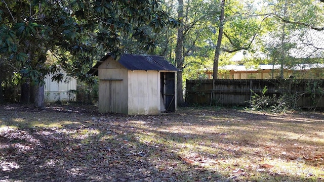 view of yard with a shed