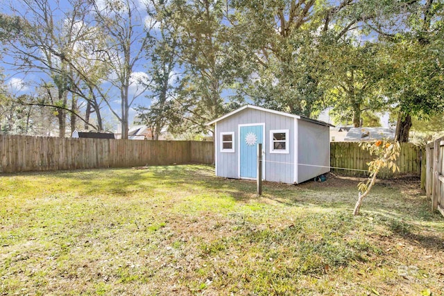 view of yard featuring a storage unit