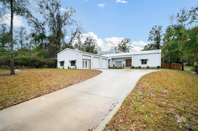 view of front of home featuring a front lawn and fence