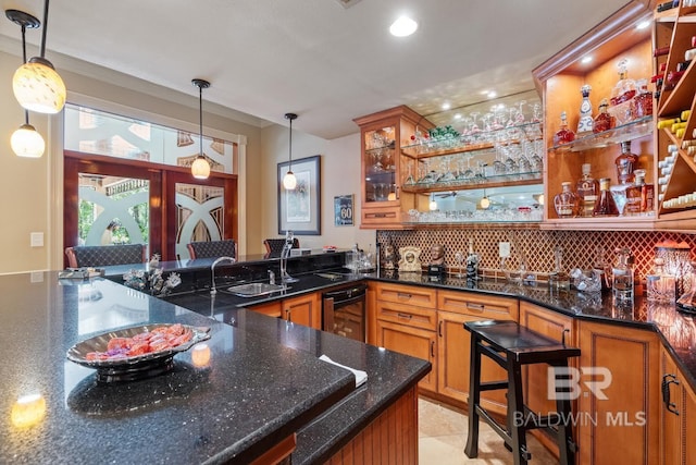 kitchen with hanging light fixtures, a breakfast bar, and kitchen peninsula