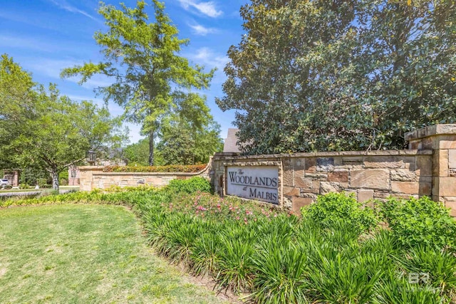 community sign featuring a yard