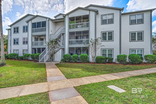 view of front of house featuring a front lawn