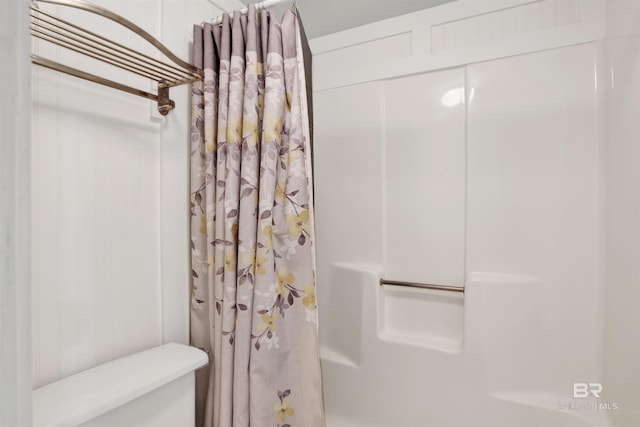 full bathroom with shower / bath combination with curtain and toilet