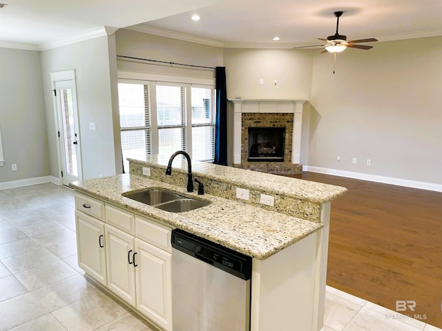 kitchen with a sink, a ceiling fan, open floor plan, dishwasher, and an island with sink