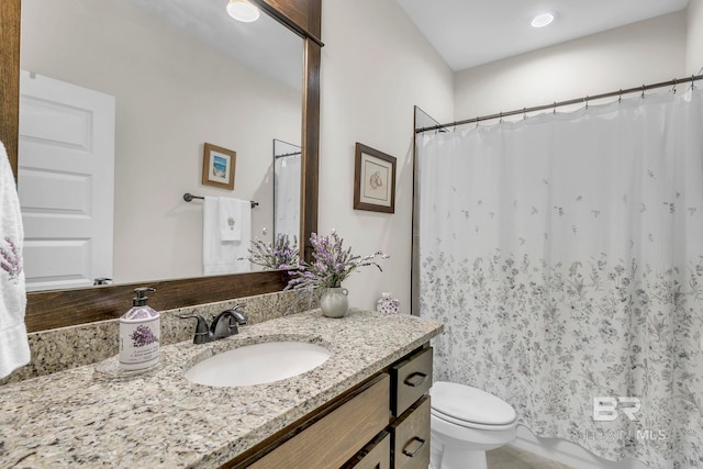 bathroom with toilet, a shower with curtain, and vanity