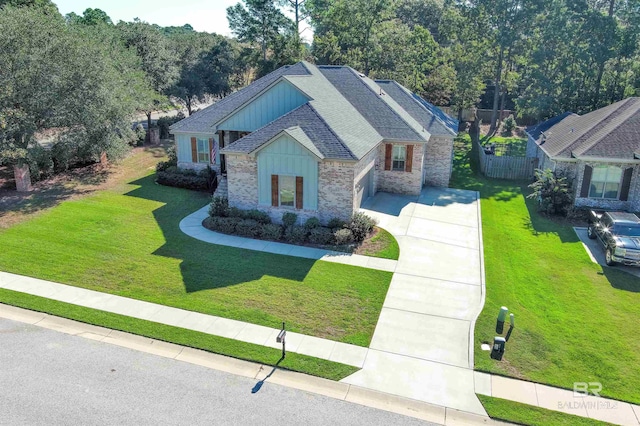 craftsman-style house featuring a front lawn