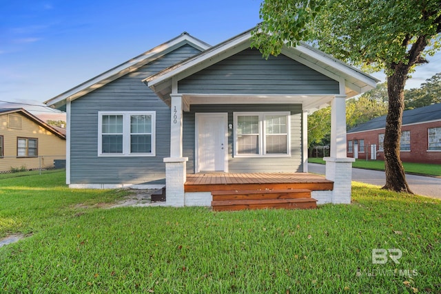 bungalow featuring a front yard