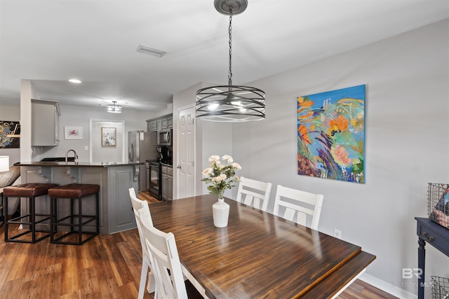 dining space featuring recessed lighting, visible vents, baseboards, and dark wood-style floors