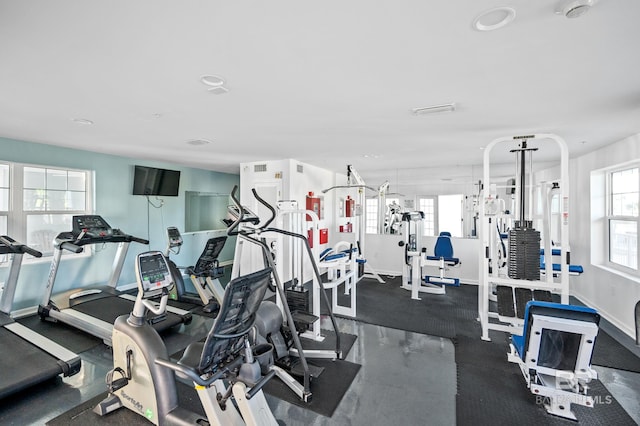 exercise room featuring baseboards