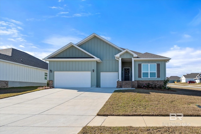 craftsman house featuring a garage and a front lawn