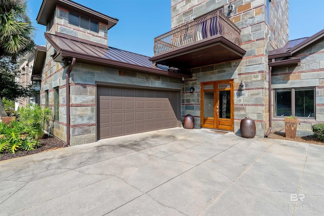 view of front of home featuring a balcony