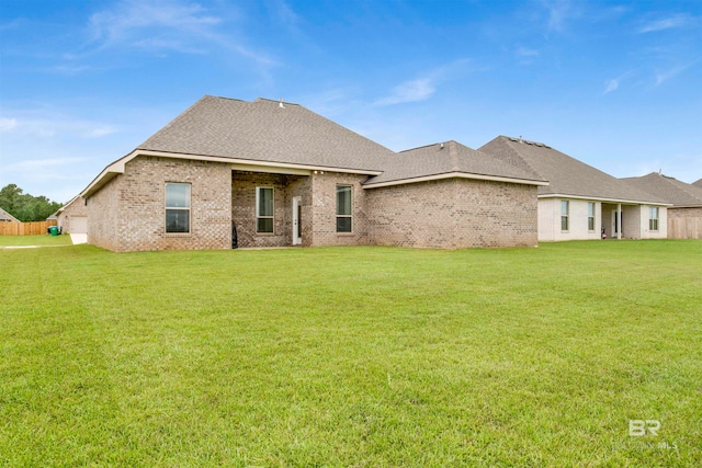 view of front of property featuring a front lawn