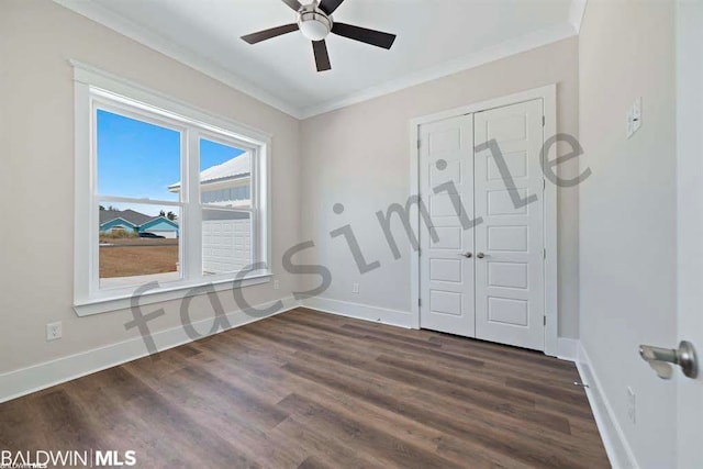 entrance foyer featuring ceiling fan, crown molding, and dark wood-type flooring