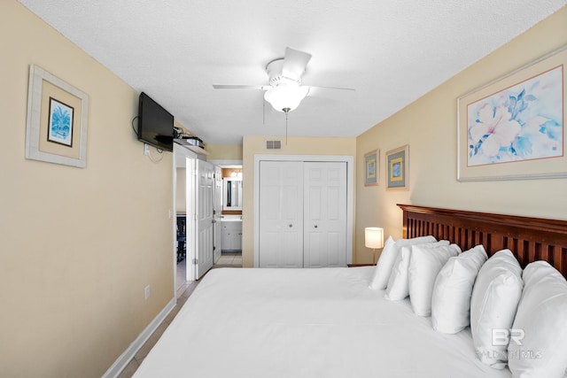 bedroom featuring visible vents, baseboards, a closet, a textured ceiling, and a ceiling fan