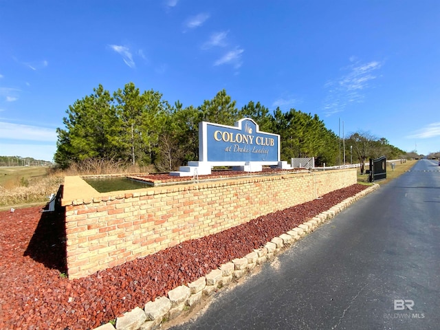 view of community / neighborhood sign