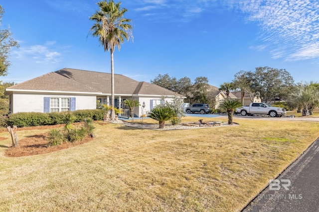 view of front facade featuring a front yard