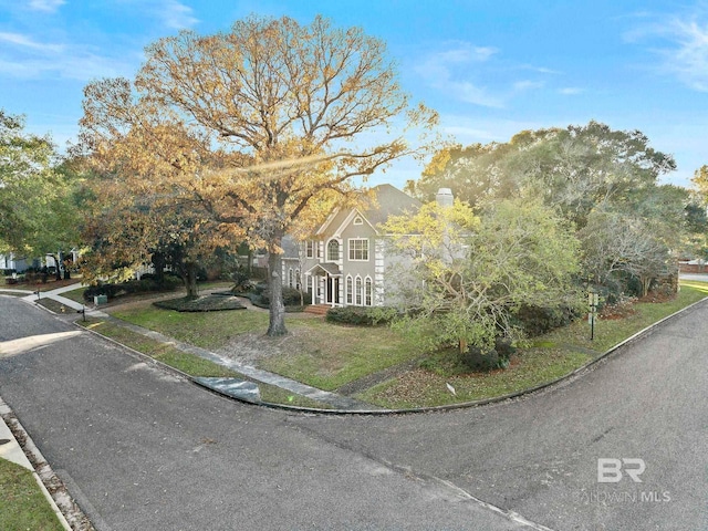 view of front facade with a front lawn