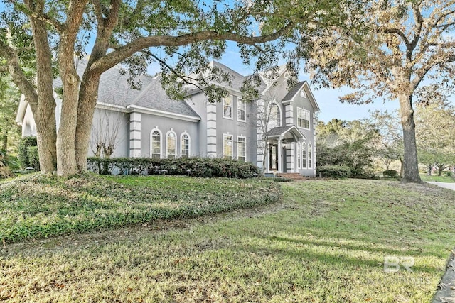 view of front of home featuring a front yard