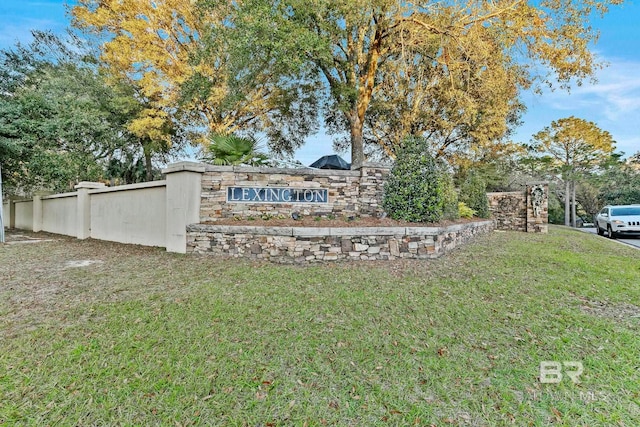 community / neighborhood sign featuring a lawn