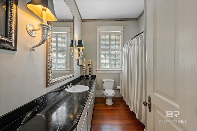 2550 Springhill Ave, Mobile, AL 36607 - bathroom with wood finished floors, toilet, vanity, a shower with curtain, and baseboards
